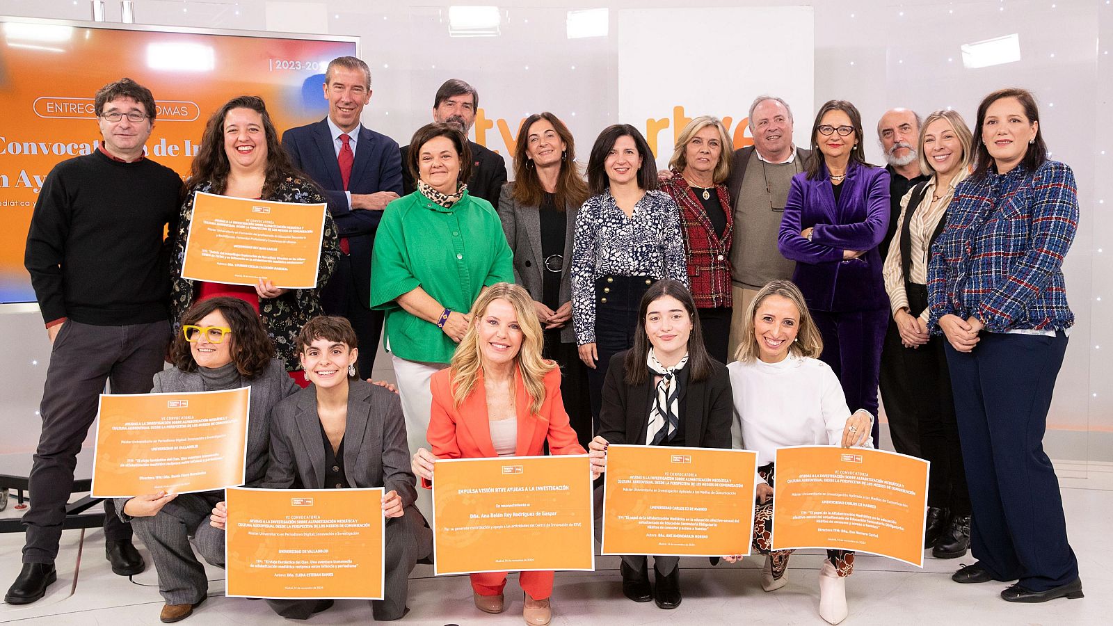 Foto de grupo de los participantes y galardonados en la VI Convocatoria de Impulsa Visión RTVE Ayudas a la Investigación.