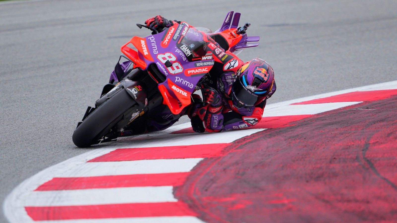 Jorge Martín inclina su Ducati en una curva durante los entrenamientos libres de MotoGP.