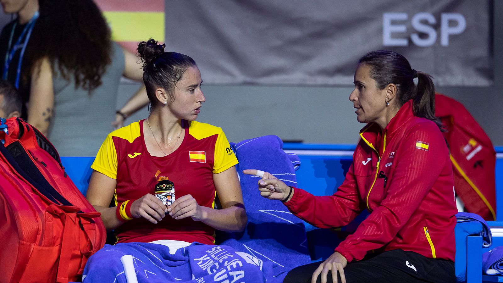 Anabel Medina y Sara Sorribes durante la eliminatoria entre España y Polonia