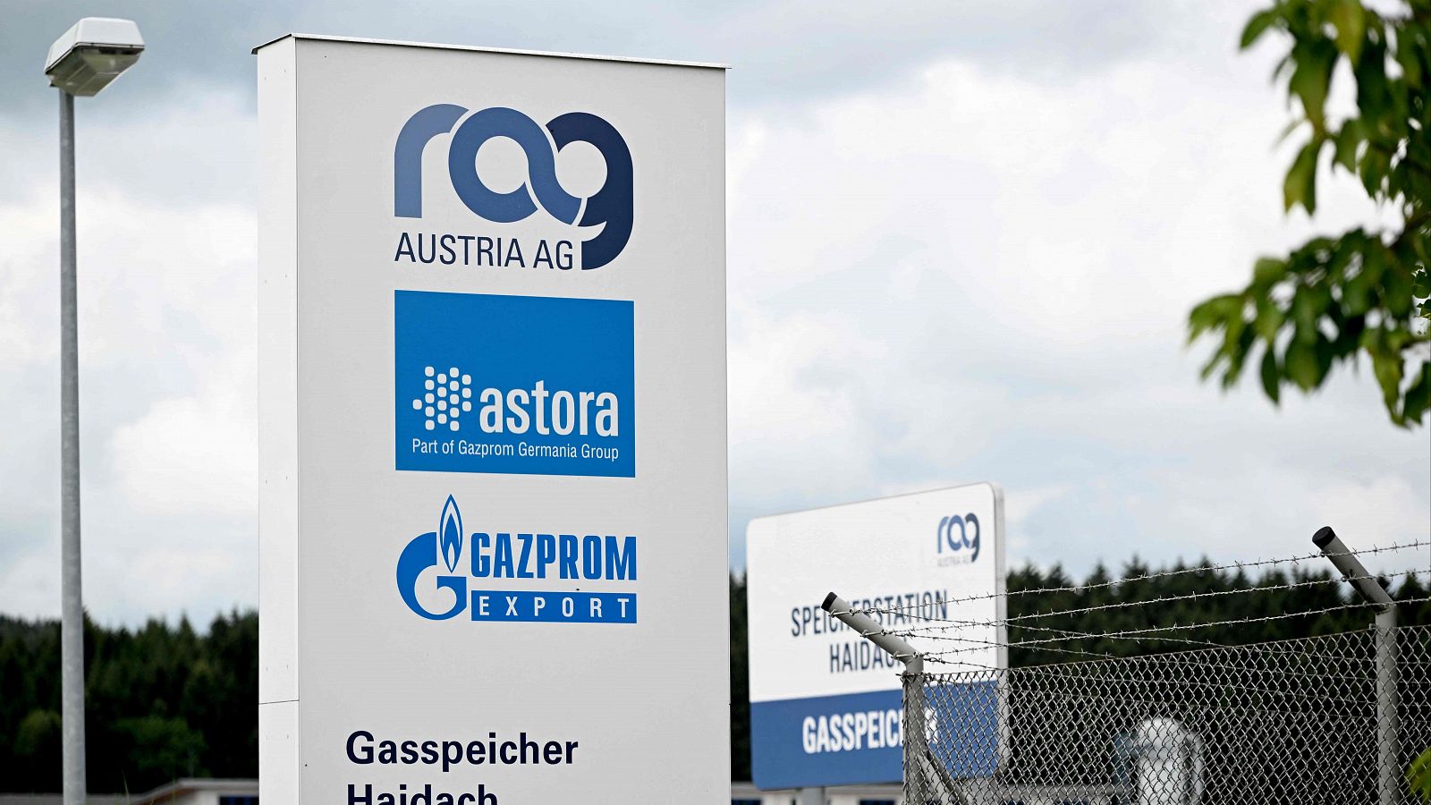 Un cartel con los logotipos de Austria AG, Astora y Gazprom Export en la entrada de la estación de almacenamiento de gas Haidach cerca de Strasswalchen, Austria