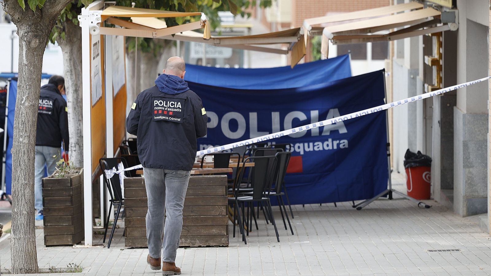 Los Mossos investigan la muerte de un hombre tiroteado en una terraza de Montgat