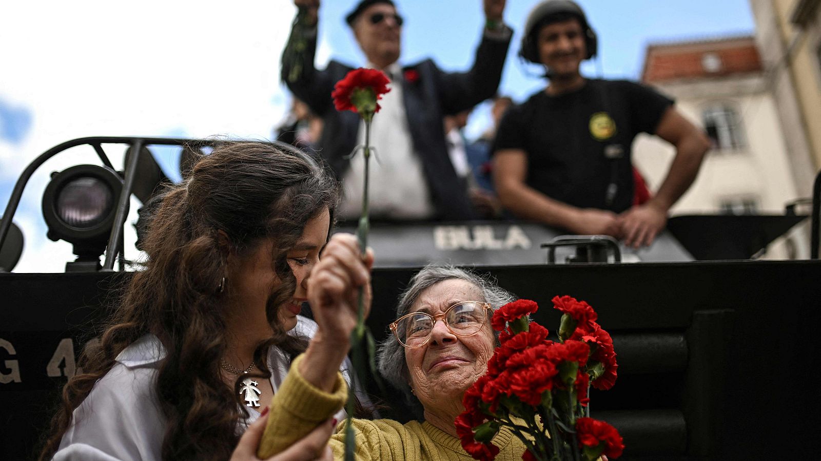 Celeste Caeiro sostiene un ramo de claveles durante un desfile militar para celebrar el 50 aniversario de la Revolución de los Claveles