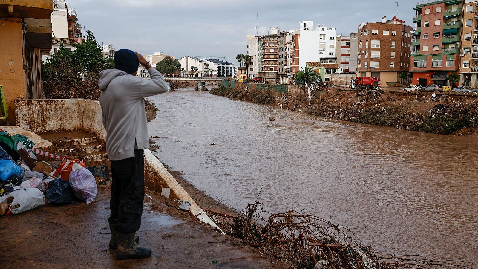 Un hombre observa el caudal del Barranco el Poyo este jueves