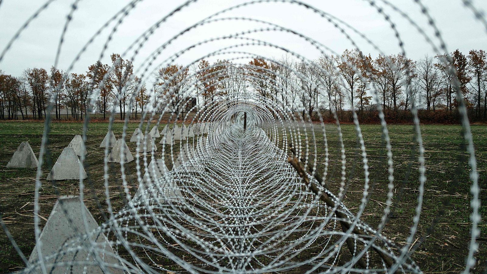 Vista interior de una valla de alambre de púas recién colocada para proteger la región de Donetsk de la invasión rusa