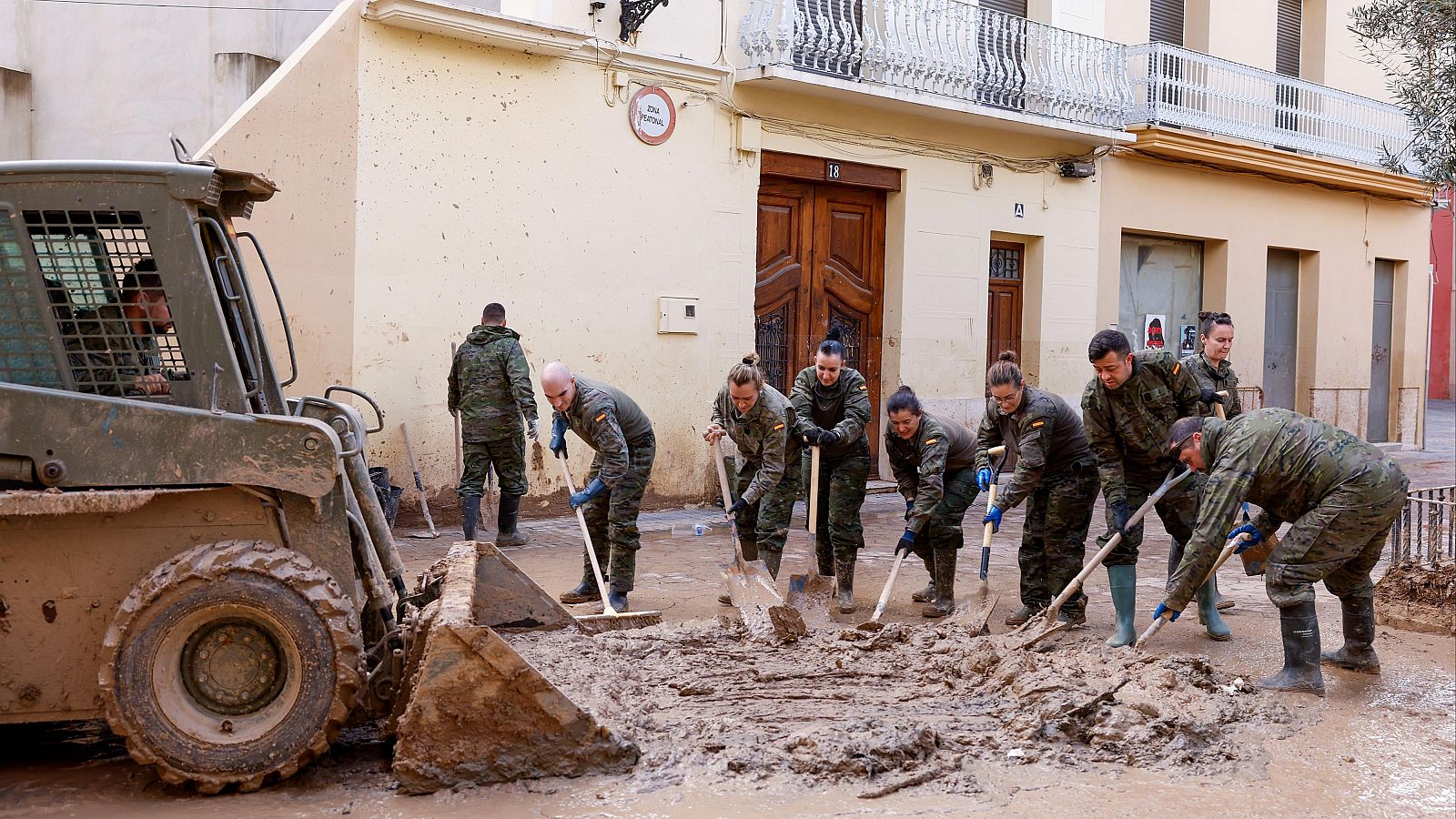 Continúan las labores de limpieza en el municipio de Algemesí tras la dana del pasado 29 de octubre