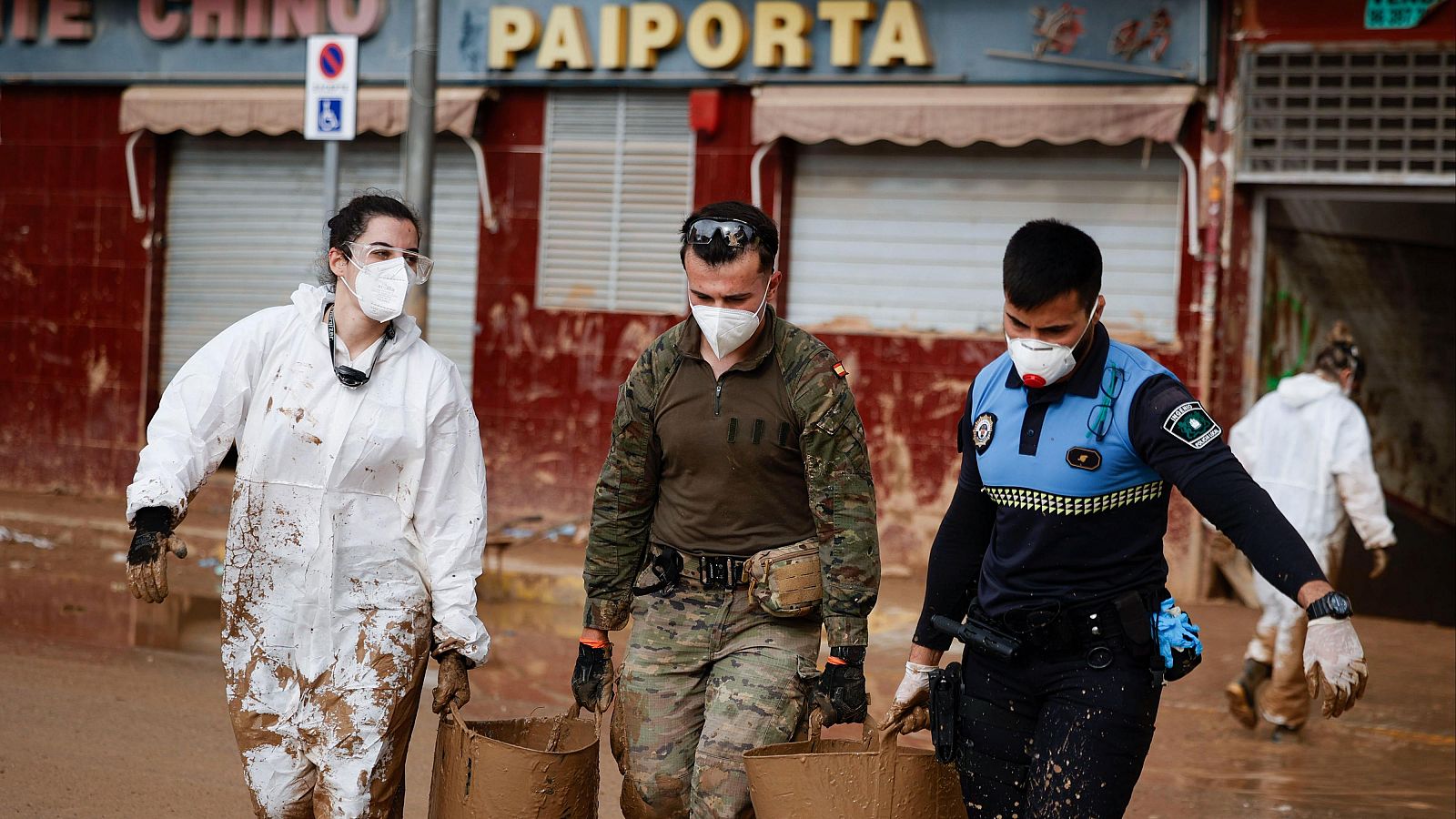 Labores de limpieza tras el paso de la gota fría por Paiporta, Valencia, zona cero de la devastación