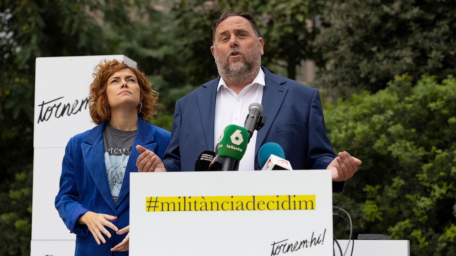 El expresidente de ERC y candidato a la reelección, Oriol Junqueras (d), acompañado la líder de los republicanos en el Ayuntamiento de Barcelona, Elisenda Alamany