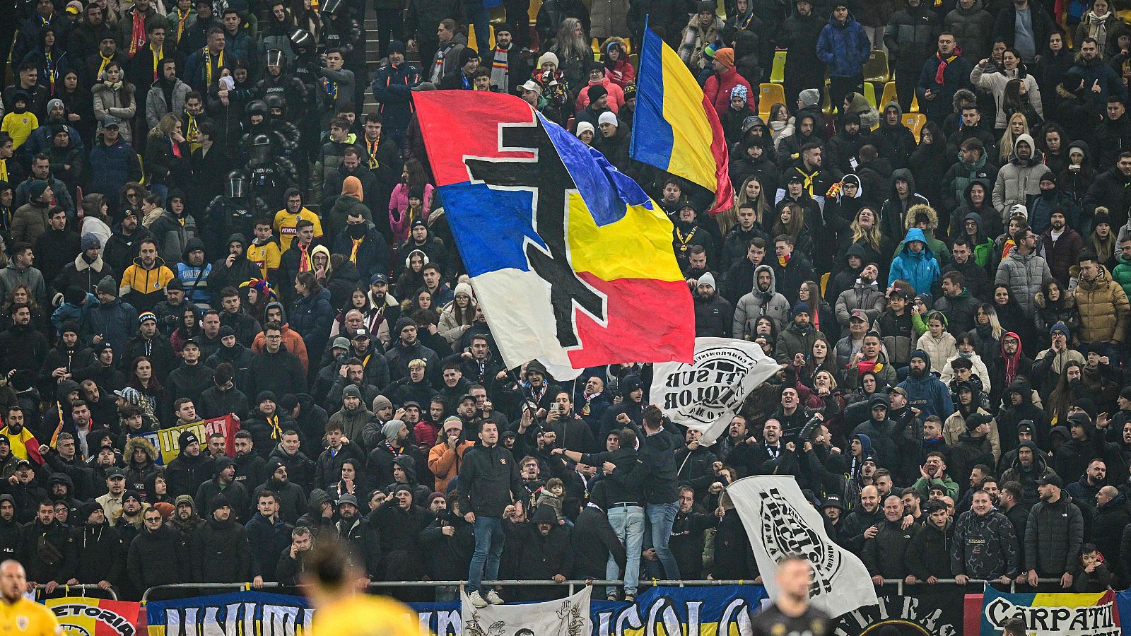 Aficionados rumanos muestras una bandera con los colores serbios y rumanos