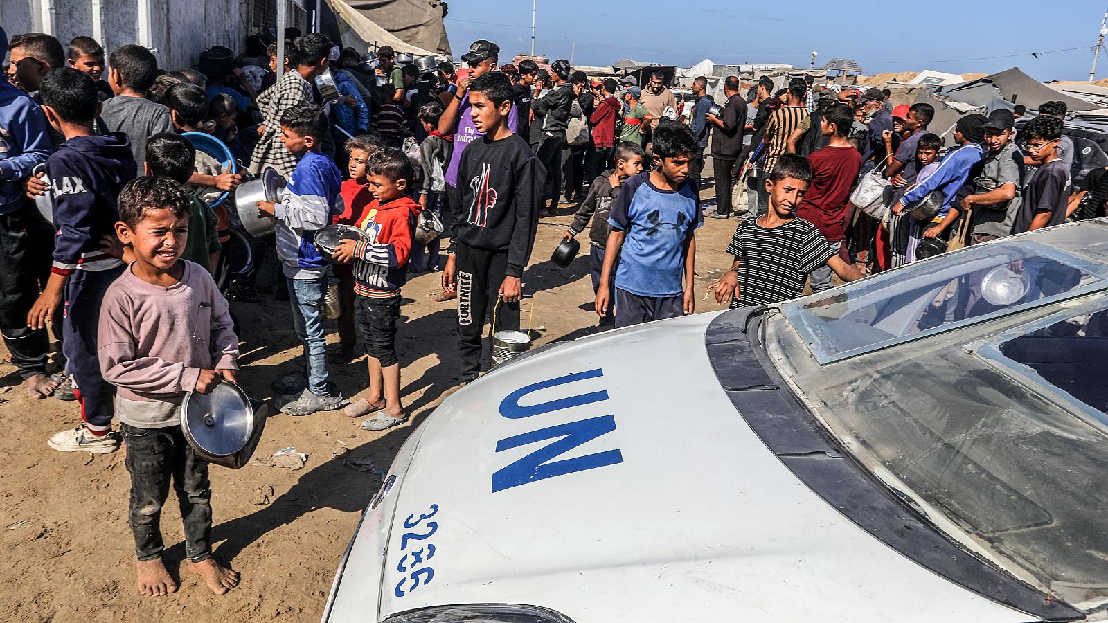 Un convoy de la UNRWA reparte comida a desplazados palestinos