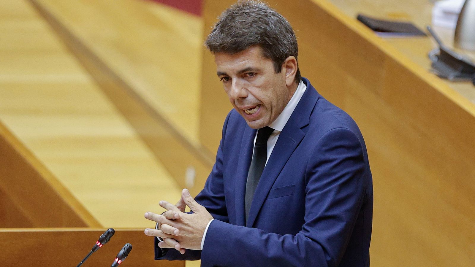 El president de la Generalitat, Carlos Mazón, durante el pleno de este viernes