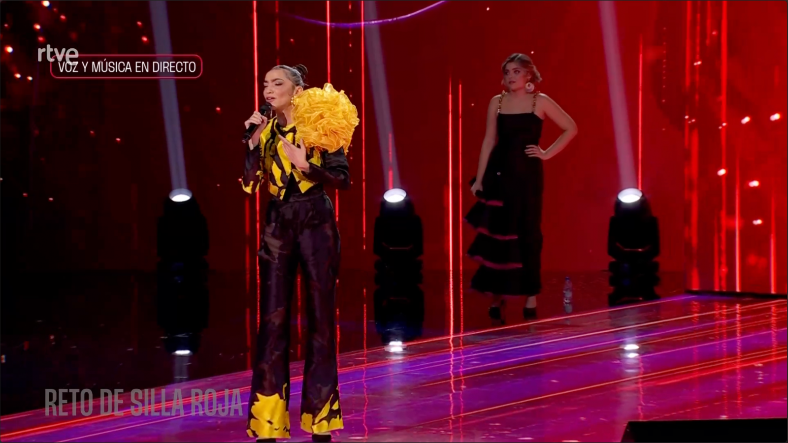 Semifinal de La Bien Cantá: Naomi Santos y Eli Huerva en el reto de la silla roja.