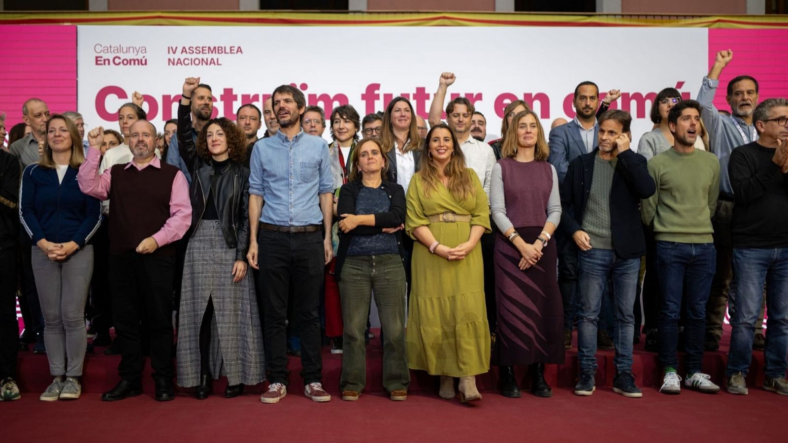 Foto de família de la nova executiva de Catalunya en Comú, que lideren (al centre) Gemma Tarafa i Candela López