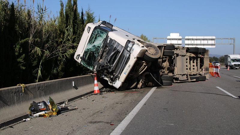 Camión volcado en la mediana de una autovía tras un accidente mortal en Vilablareix (Girona).