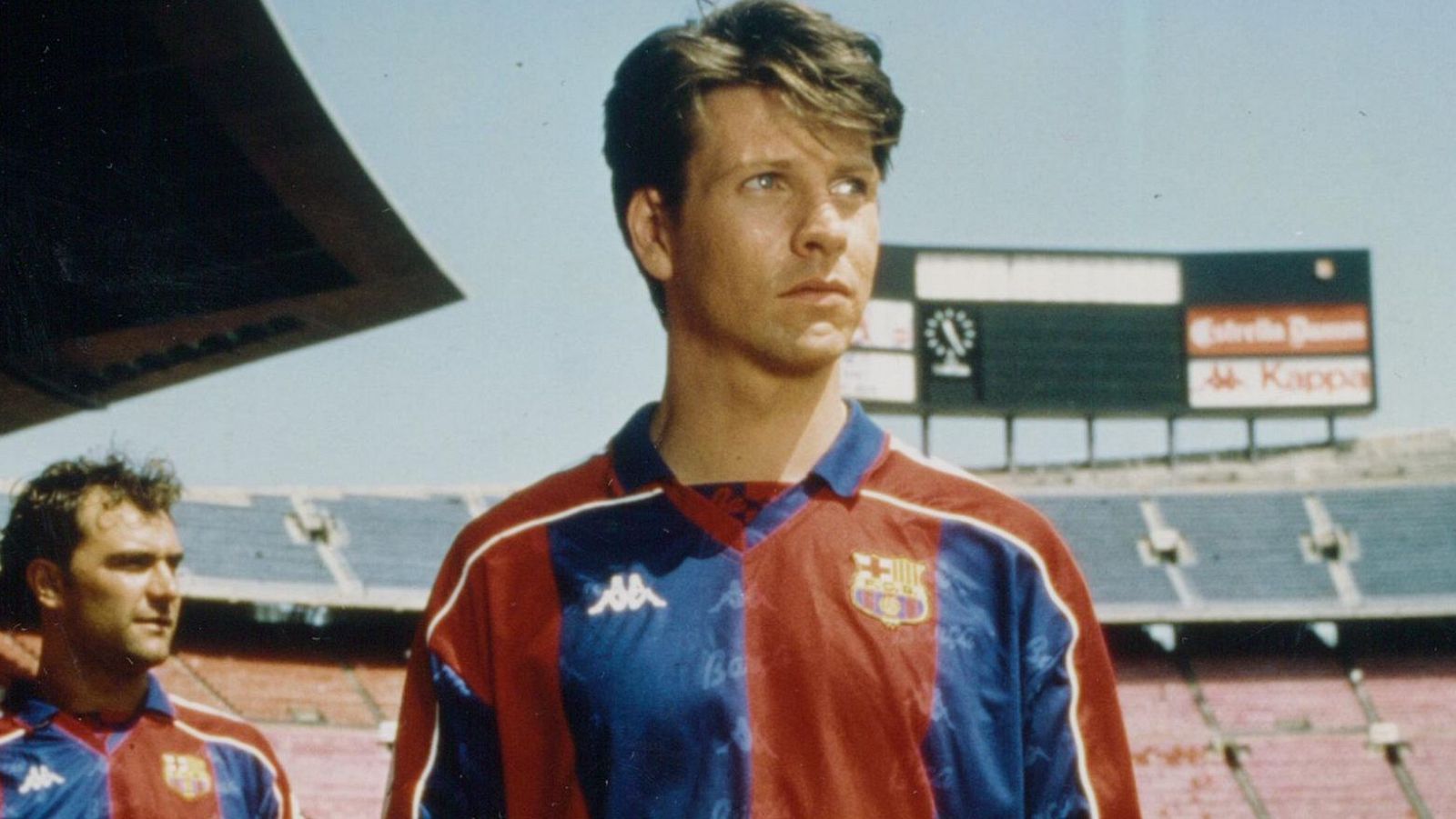 Warren Clarke como el futbolista Darren Matthews en el Camp Nou con la equipación del Barça.