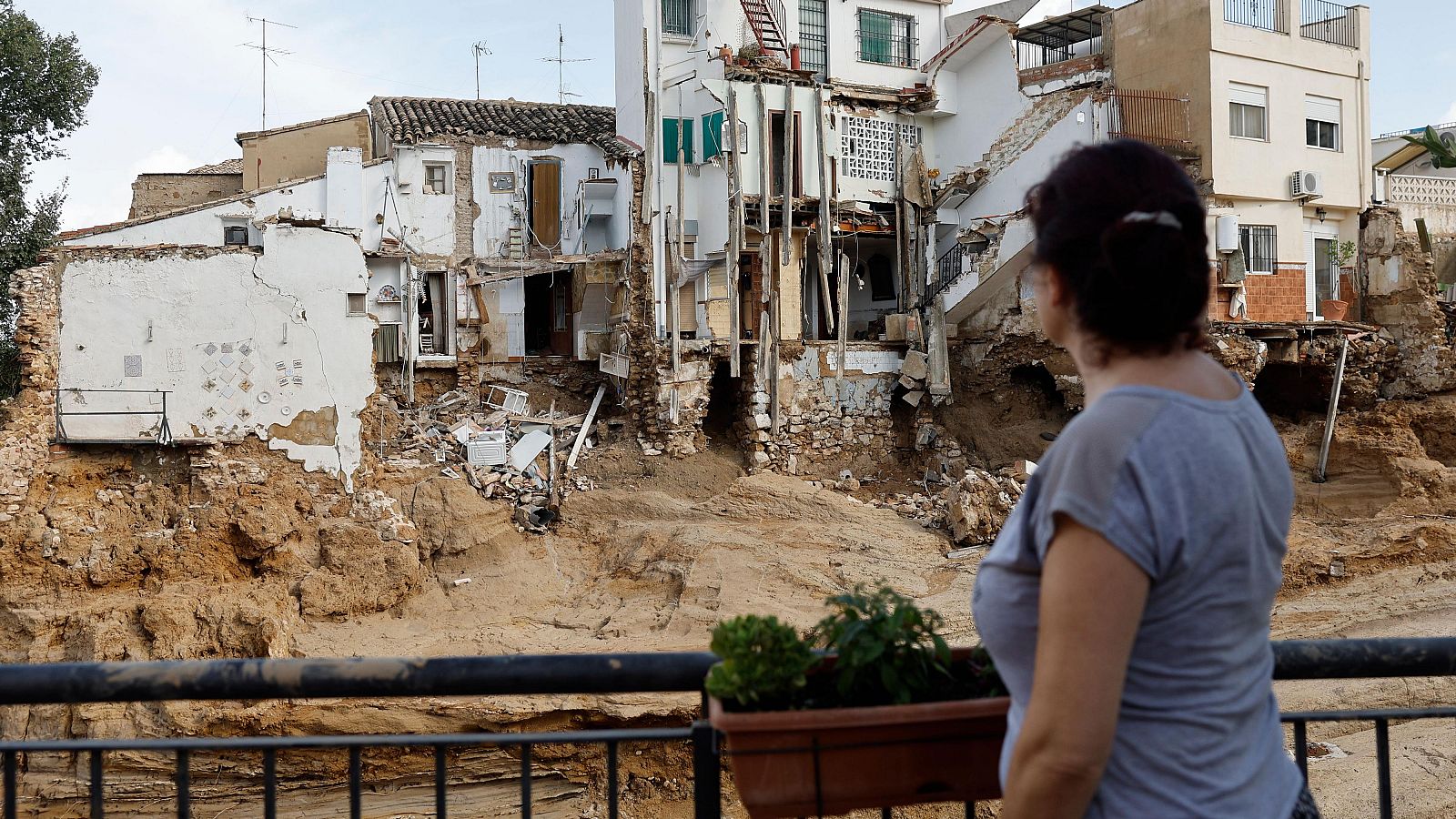 Una mujer observa varias casas dañadas en Chiva tras la dana, en una imagen del pasado 31 de octubre.