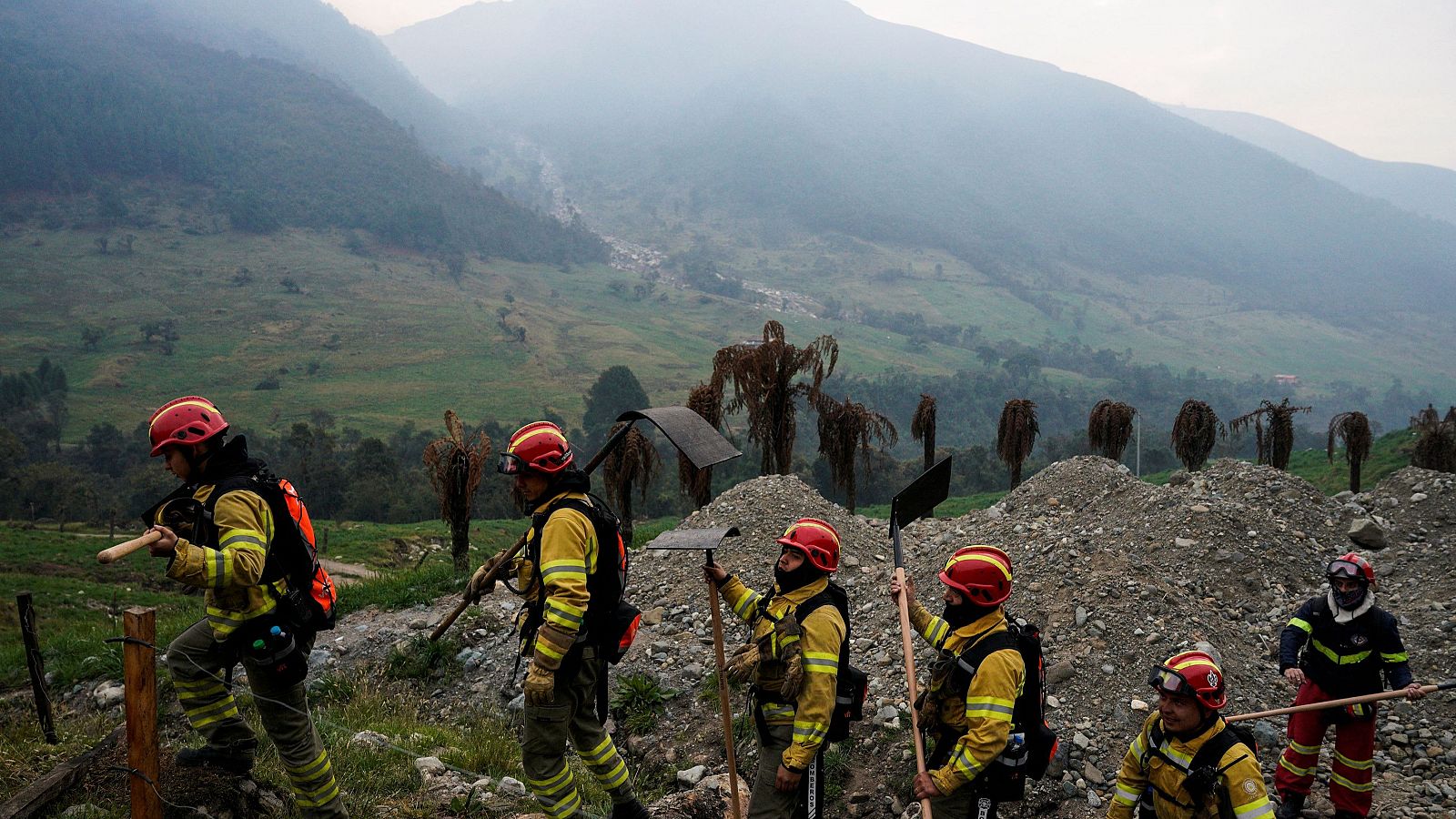 Los bomberos luchan por extiguir el fuego en el Paque Nacional de Cajas, Ecuador.