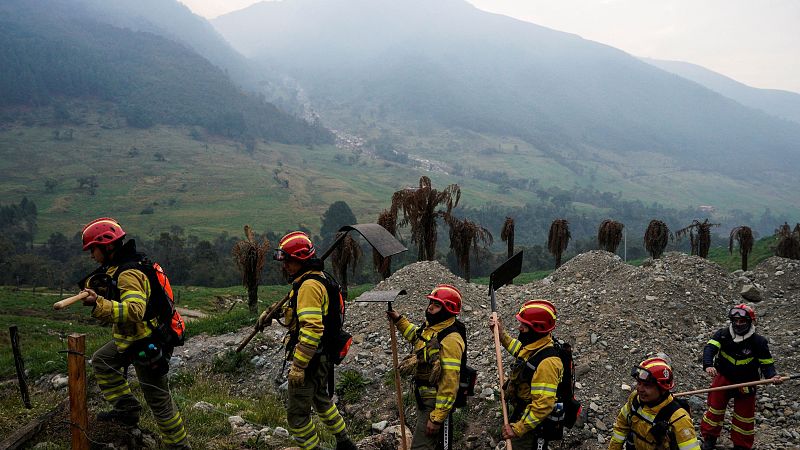 Bomberos luchan contra incendio en el Parque Nacional de Cajas, Ecuador.