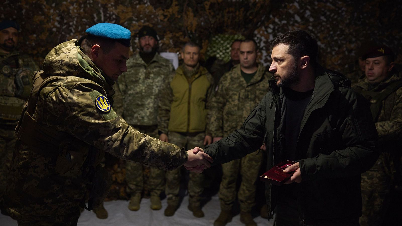 Zelenski premia a los militares en la ciudad de Pokrovsk, ubicada en primera línea y lugar de las batallas más duras con las tropas rusas en la región de Donetsk