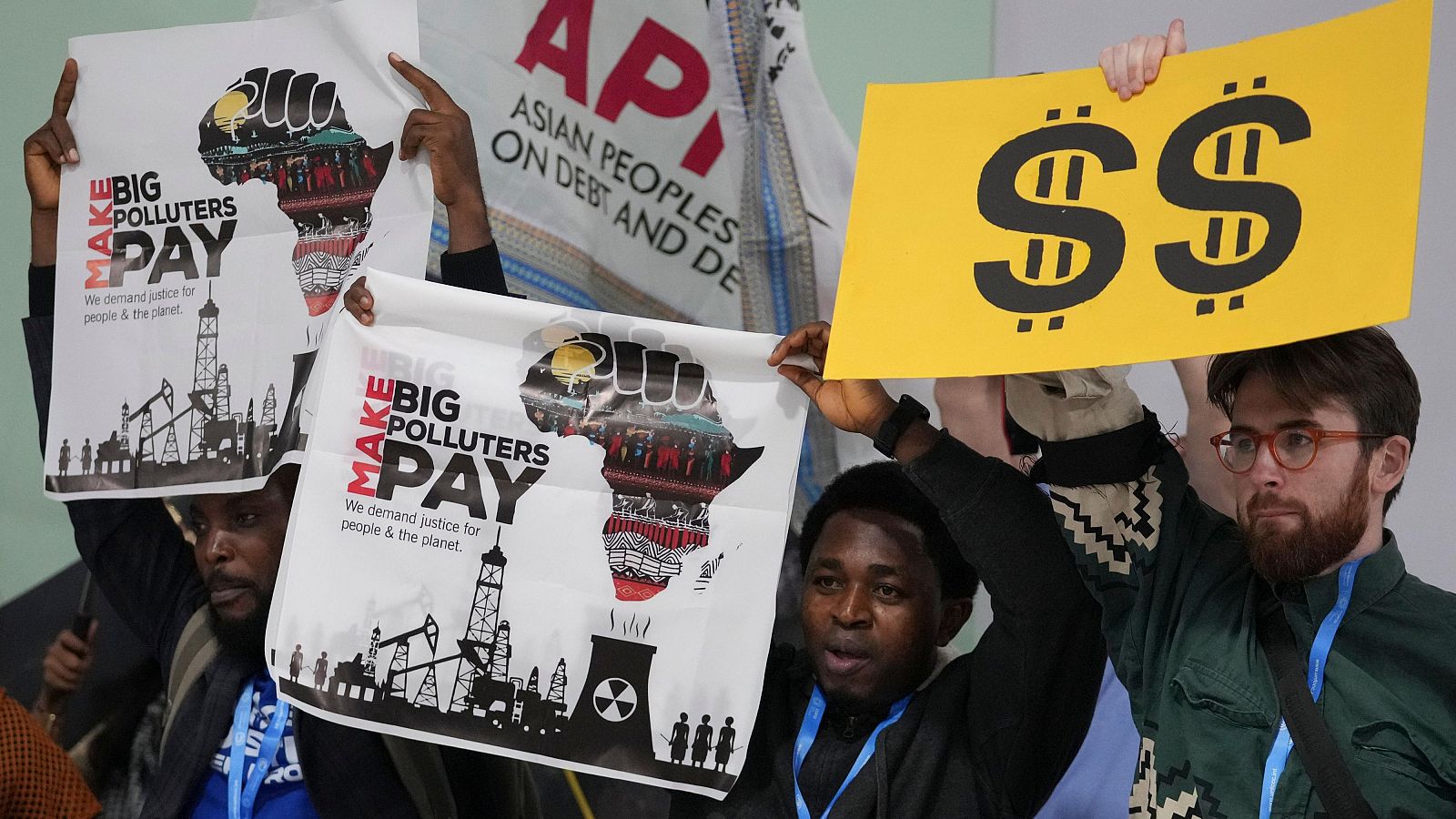 Activistas participan en una protesta en la COP29 de Bakú