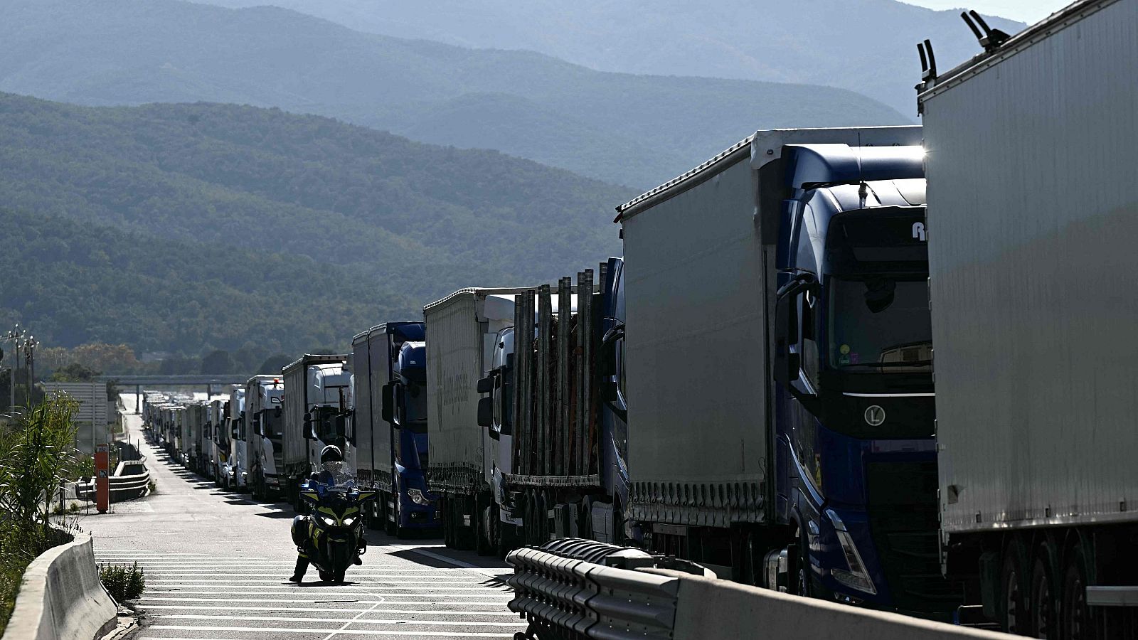 Agricultores franceses bloquean la entrada de camiones desde España por La Junquera