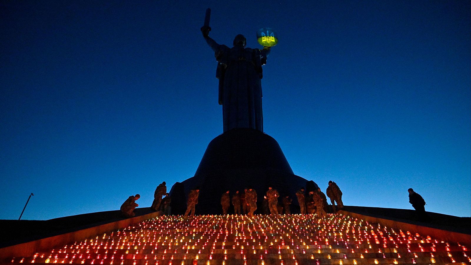 Mil velas de vigilia arden en el Monumento a la Madre Patria en memoria de quienes perecieron por Ucrania durante el evento que conmemora los 1000 días de la guerra con Rusia