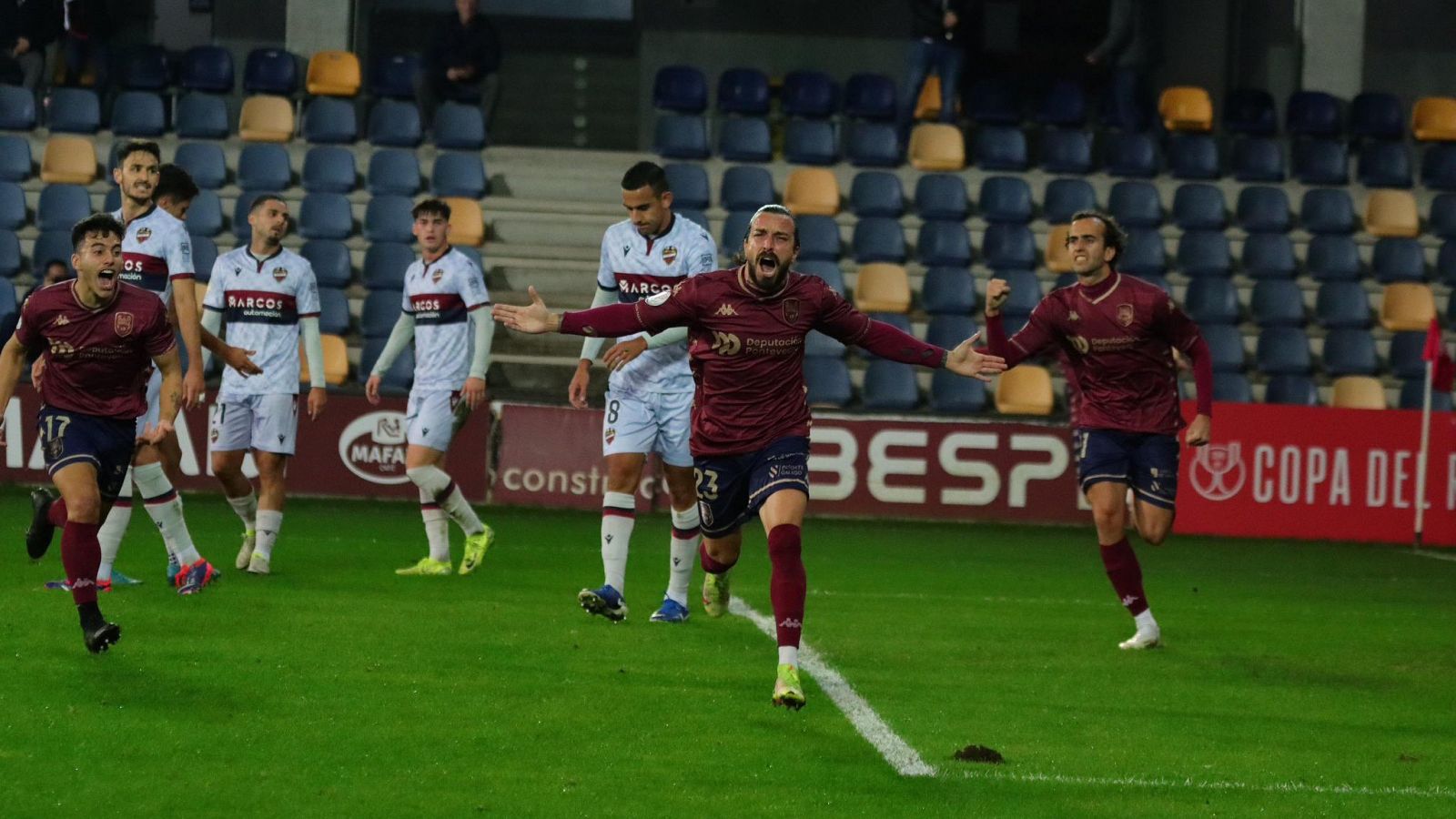 El Pontevedra celebra un gol contra el Levante en la Copa del Rey.