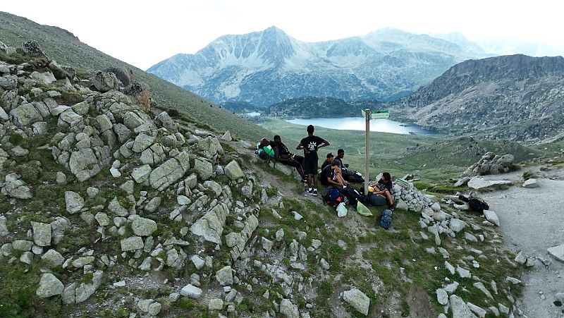 Chavales del Centre Esplai La Gresca de Ripollet durante su ascensión a Montmalús, Andorra.