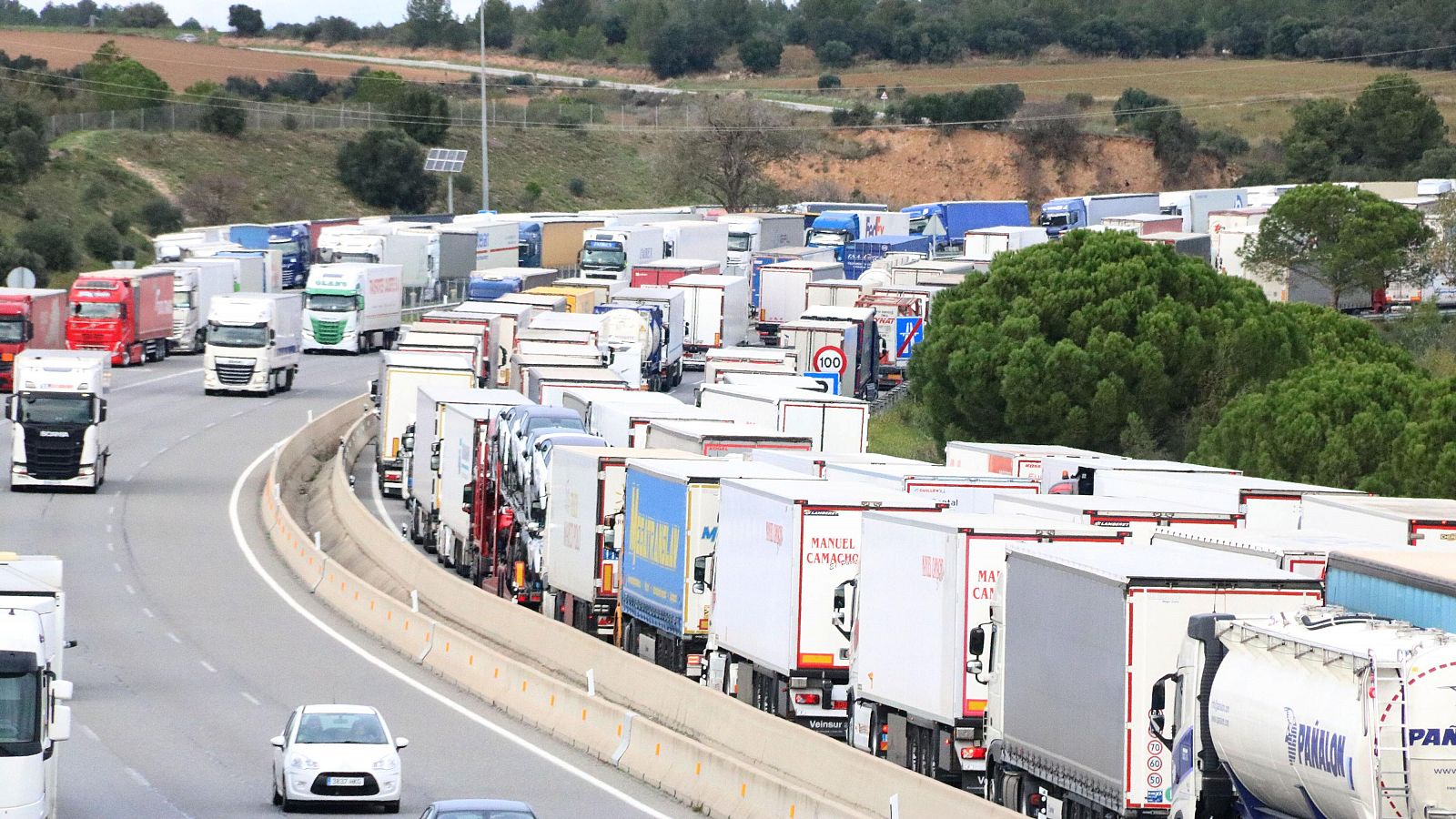 Camions aparcats en sentit sud i la cua dels que volen anar en sentit nord a l'AP7 a Figueres  (ACN | Gerard Vilà)