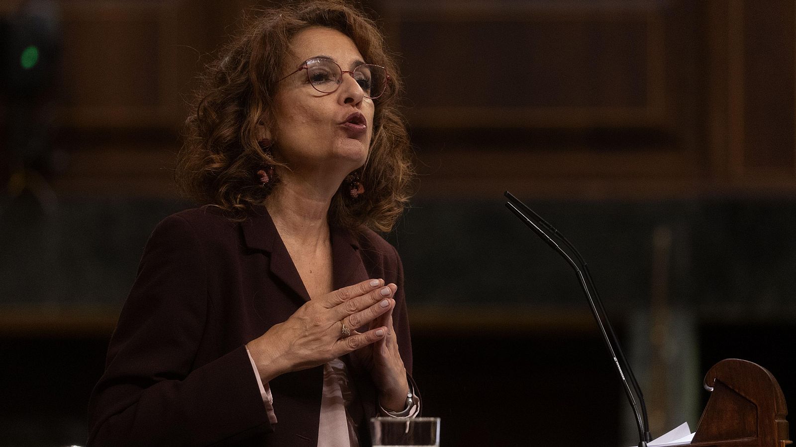 La vicepresidenta primera y ministra de Hacienda, María Jesús Montero, interviene durante una sesión plenaria en el Congreso