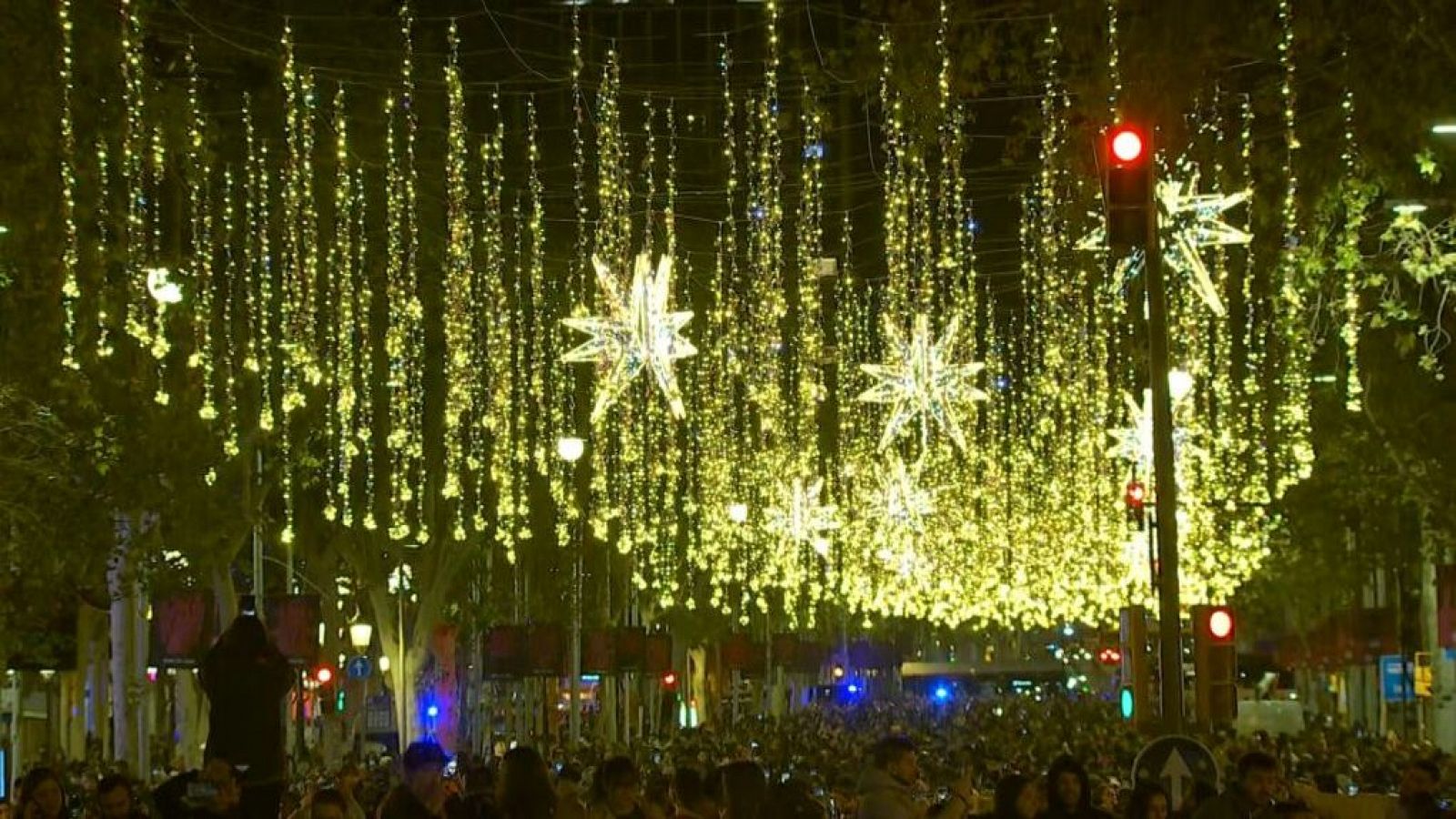 Encendido de las luces de Navidad en el Passeig de Gràcia de Barcelona con una multitud de personas disfrutando del espectáculo.