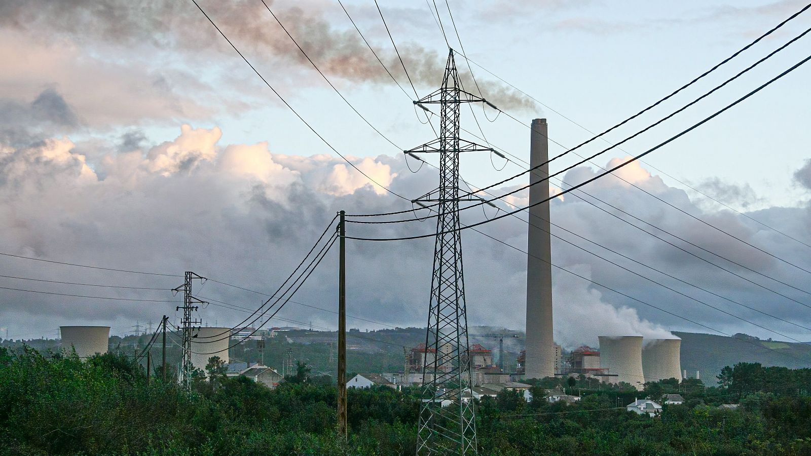 Las energéticas advierten: incluir nuevos impuestos pondrá en riesgo inversiones de 30.000 millones de euros