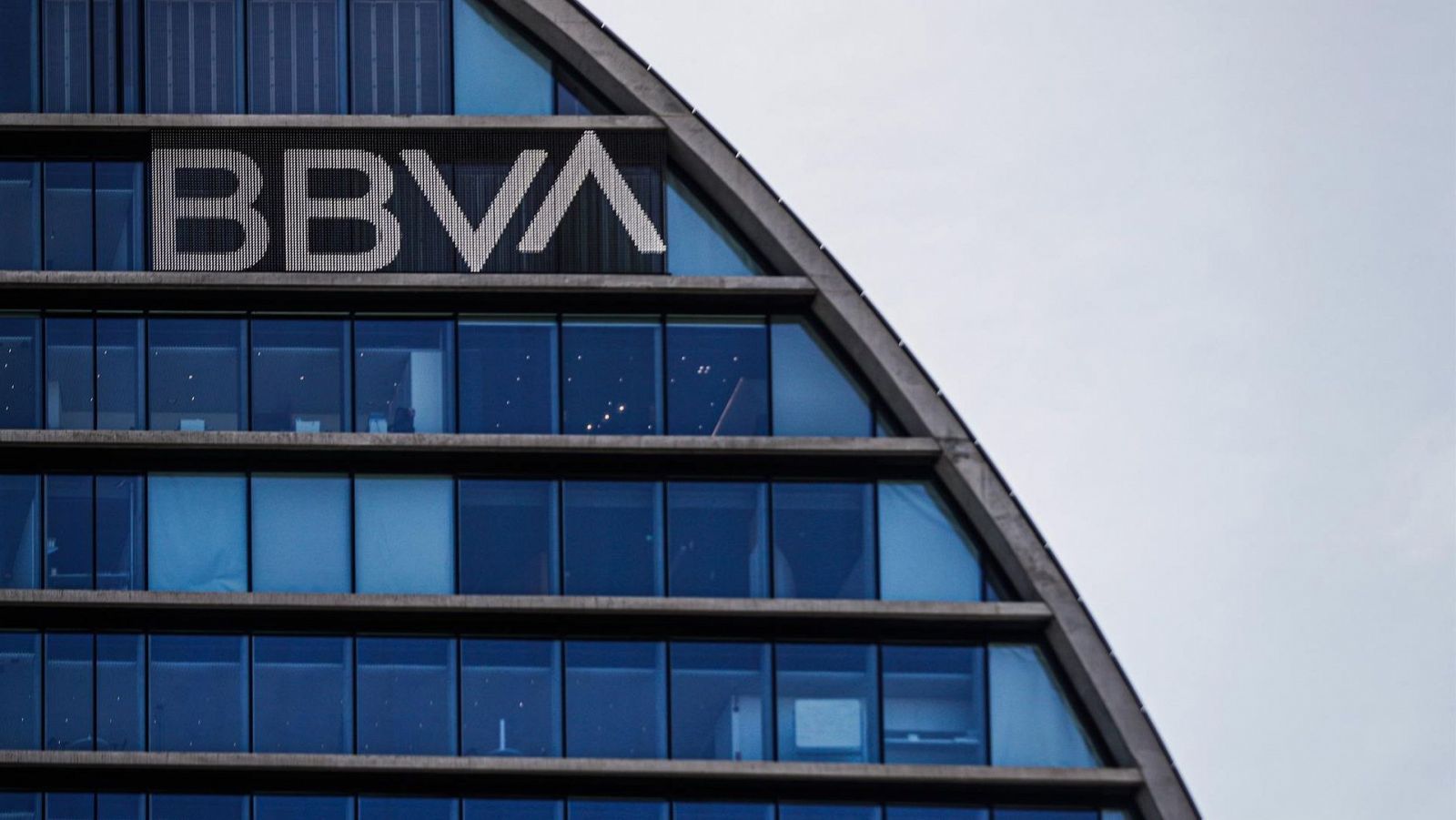 El BBVA presenta a la CNMC medidas para garantizar el crédito a las pymes si compra el Sabadell