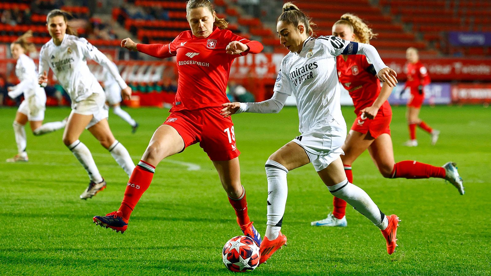 La jugadora del Real Madrid Olga Carmona conduce el balón ante una defensa del Twente