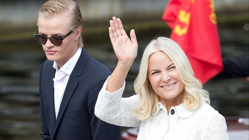 La princesa Mette-Marit saluda junto a su hijo Marius Borg Høiby, quien ha recibido prisión preventiva por dos casos de violación.