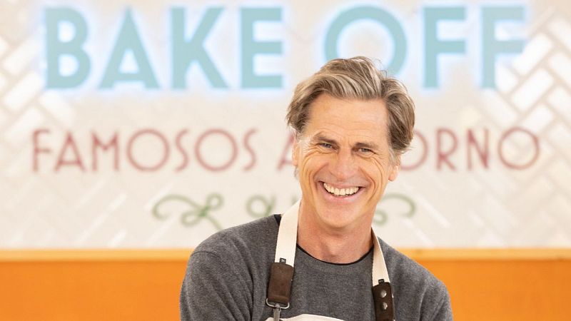El modelo Mark Vanderloo sonríe en el programa 'Bake Off Famosos'.