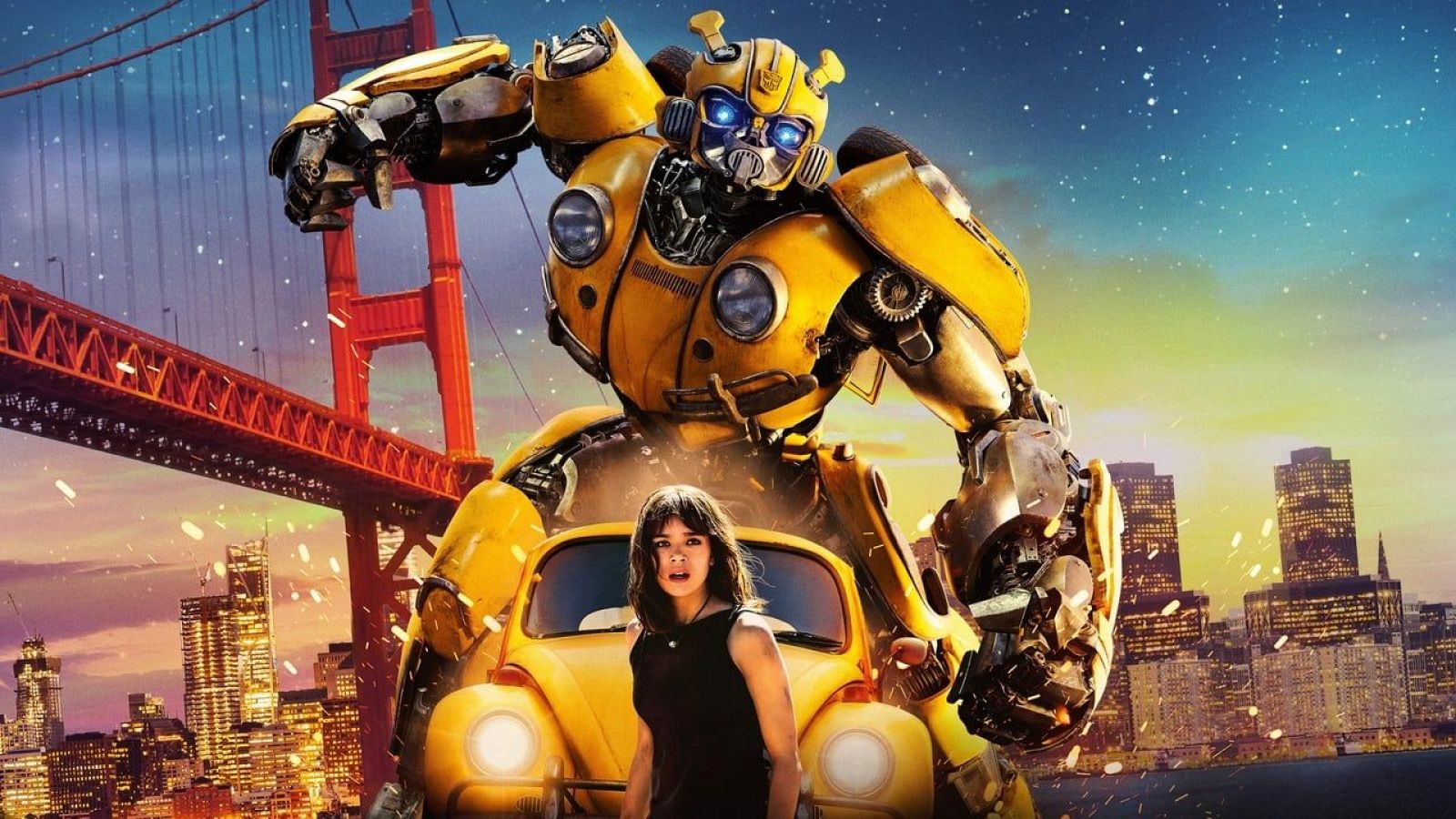 Hailee Steinfeld y Bumblebee (como un Volkswagen amarillo) en un póster de la película. Fondo: Golden Gate Bridge y San Francisco al atardecer.