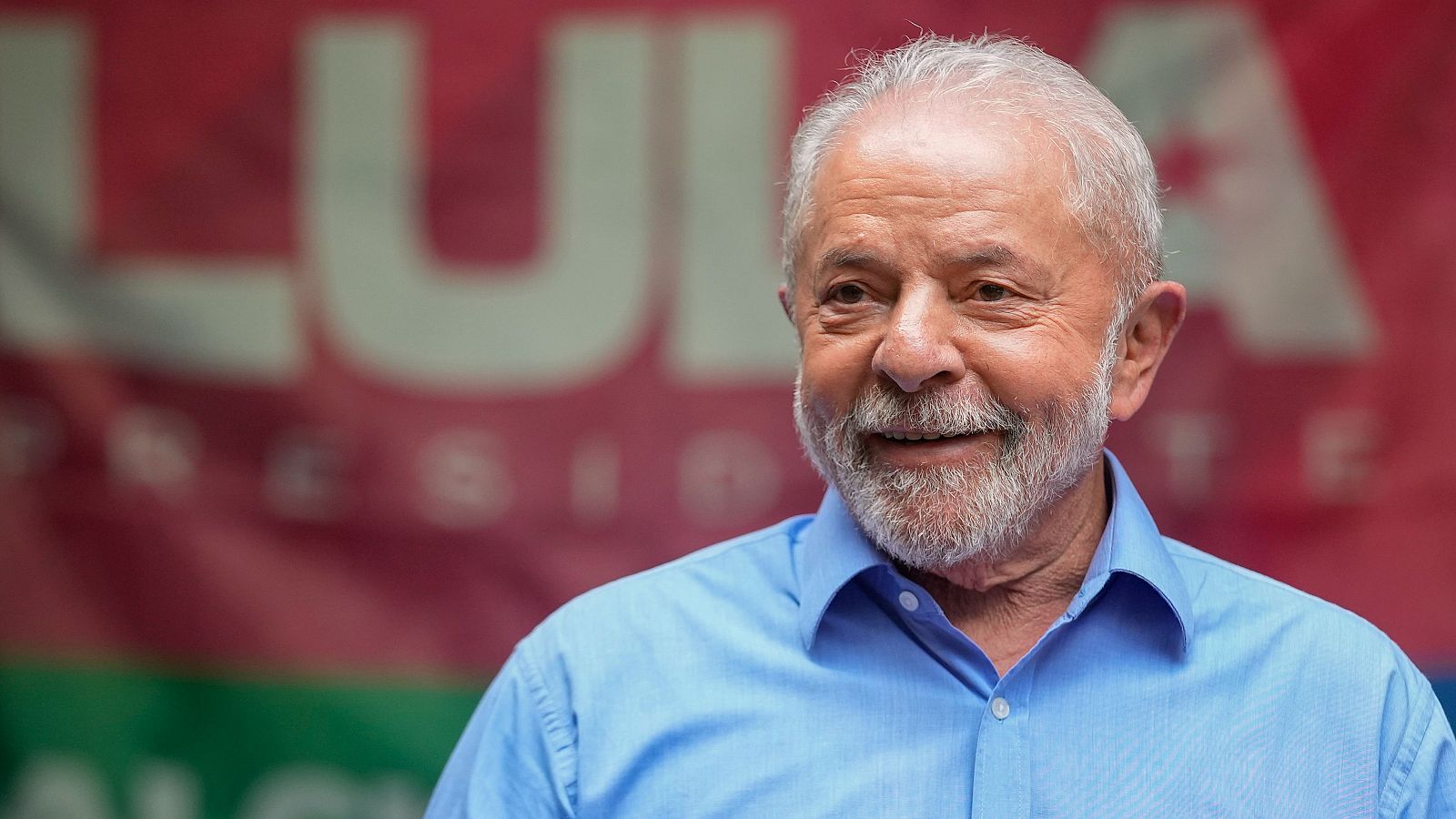 Rueda de prensa de Lula da Silva en Sao Paulo.  Camisa azul, cartel rojo con "LULA" al fondo.