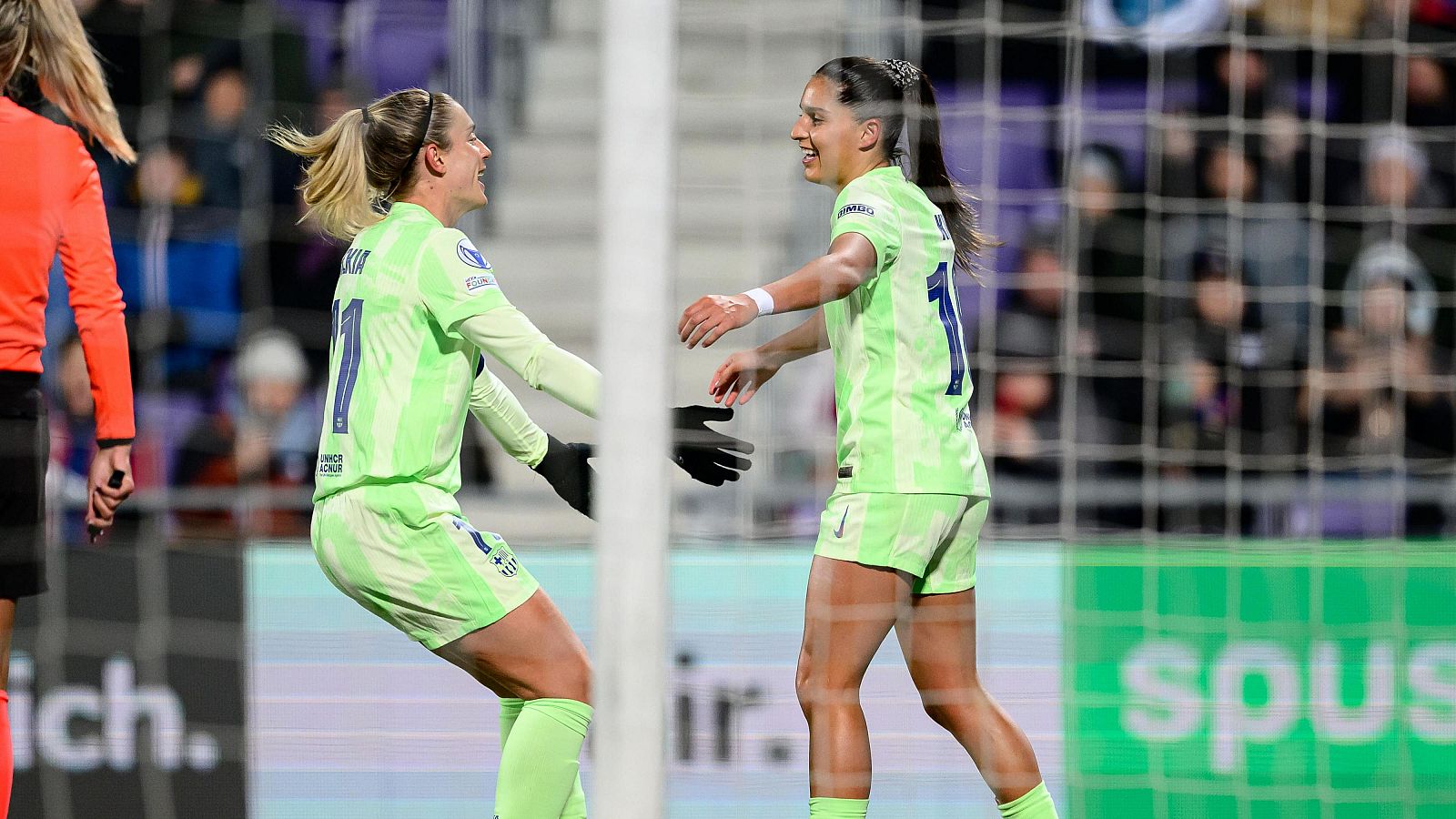 Kika Nazareth celebra con Alexia Putellas uno de los goles del Barça en Viena