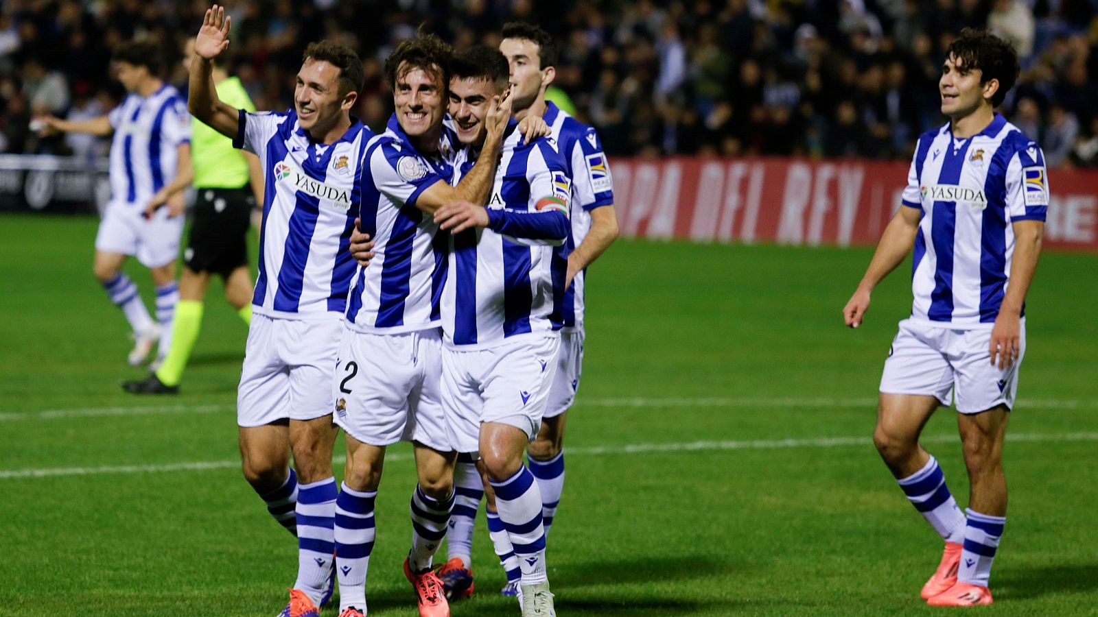 Los jugadores de la Real Sociedad celebran un gol de Ander Berrenetxea (c) en el partido ante el Jove Español de San Vicente del Raspeig