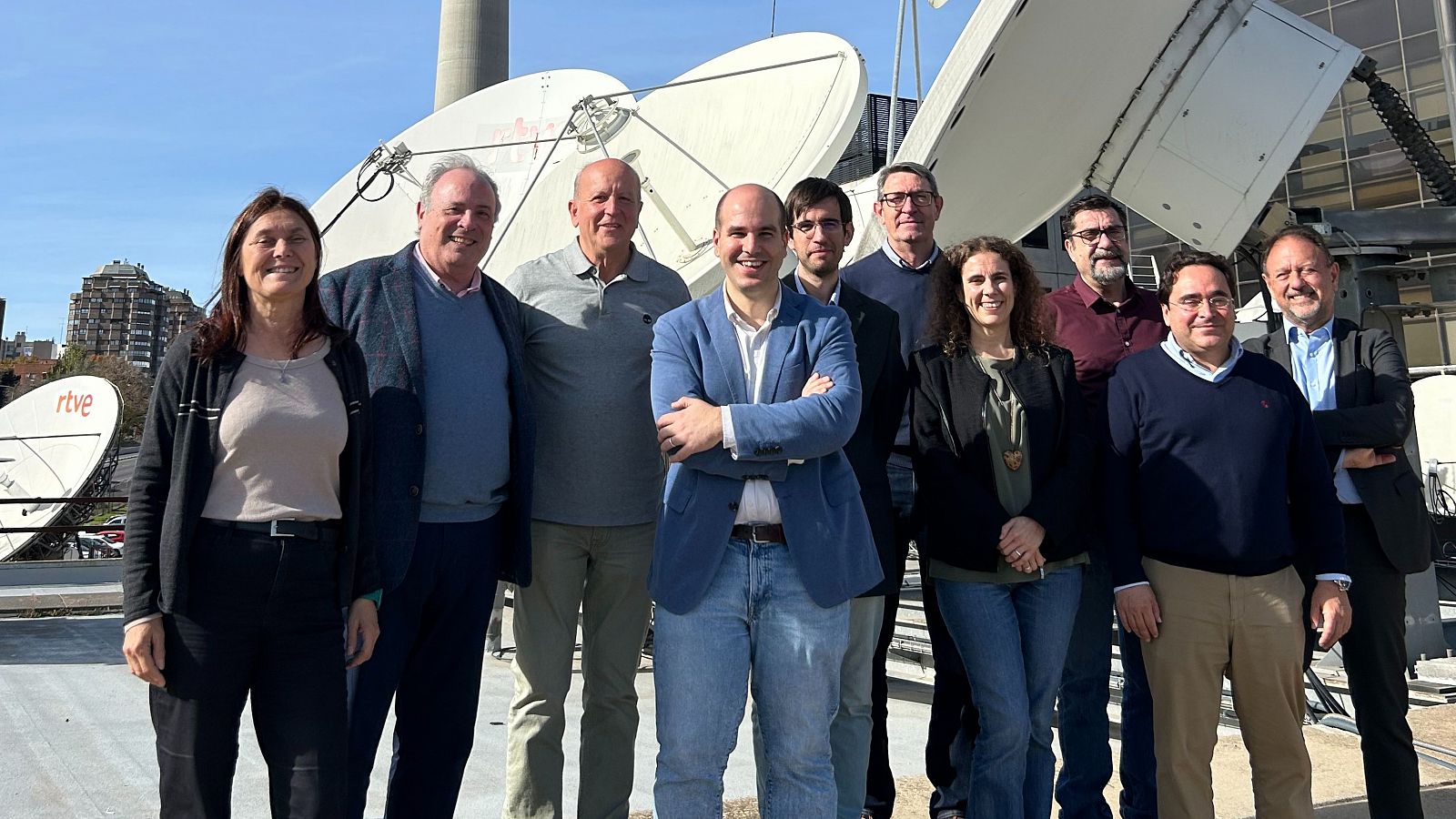 Reunión de la Comisión paritaria Cátedra RTVE-UAH. Diez personas posan en una azotea con antenas de RTVE al fondo.