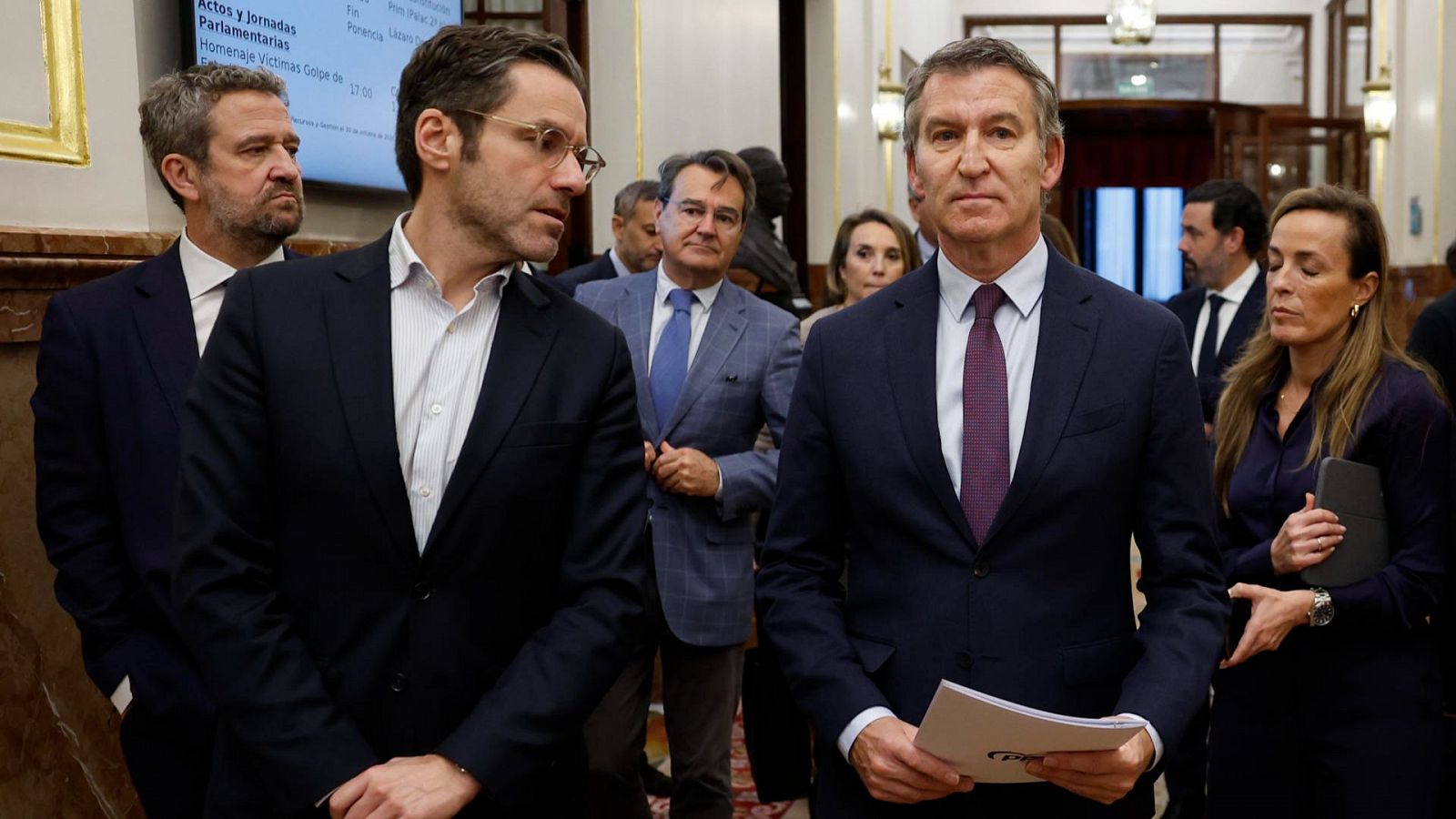 Borja Sémper y Alberto Núñez Feijóo en los pasillos del Congreso de los Diputados