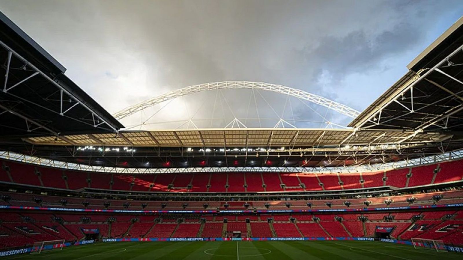 Estadio de Wembley con gradas rojas, campo verde y cielo nublado. Parece vacío. Posiblemente imagen relacionada con la Liga de Naciones de la UEFA.