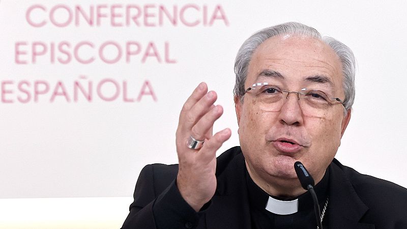 César García Magán, Secretario General de la Conferencia Episcopal Española, habla con un gesto de explicación ante un micrófono.