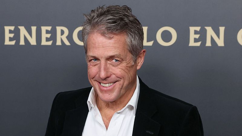 Hugh Grant, sonriente y con americana negra, presenta su película 'Heretic' en Madrid.
