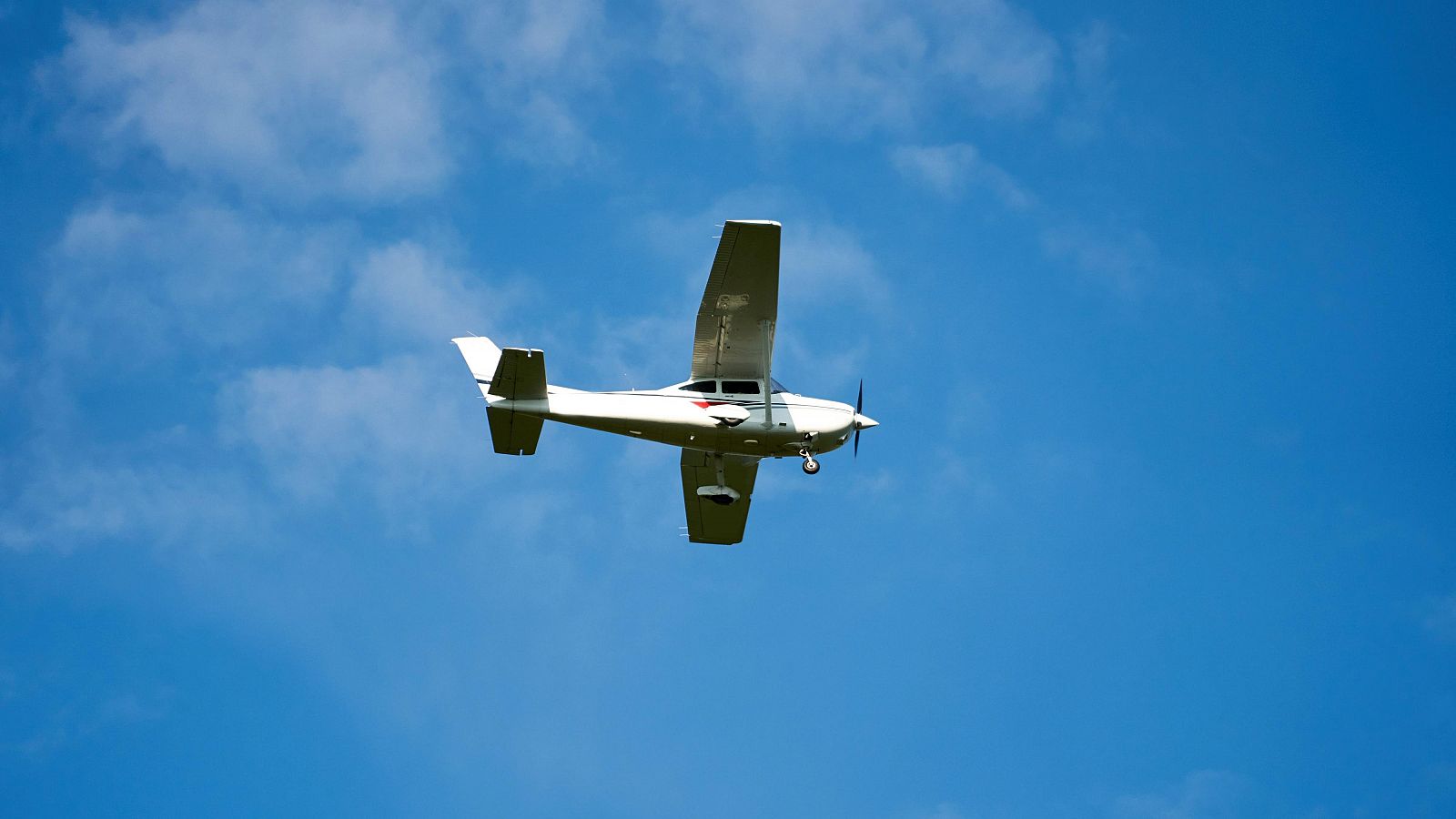 Fallecen dos personas tras estrellarse una avioneta en una zona de monte de Cimanes del Tejar, León