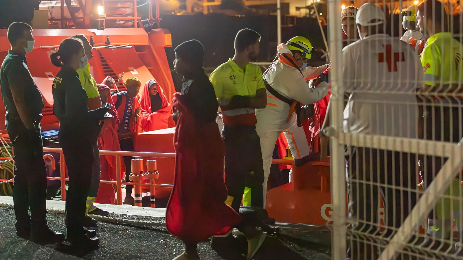 Varios migrantes llegan al puerto de la Restinga de El Hierro en la Guardamar Talía