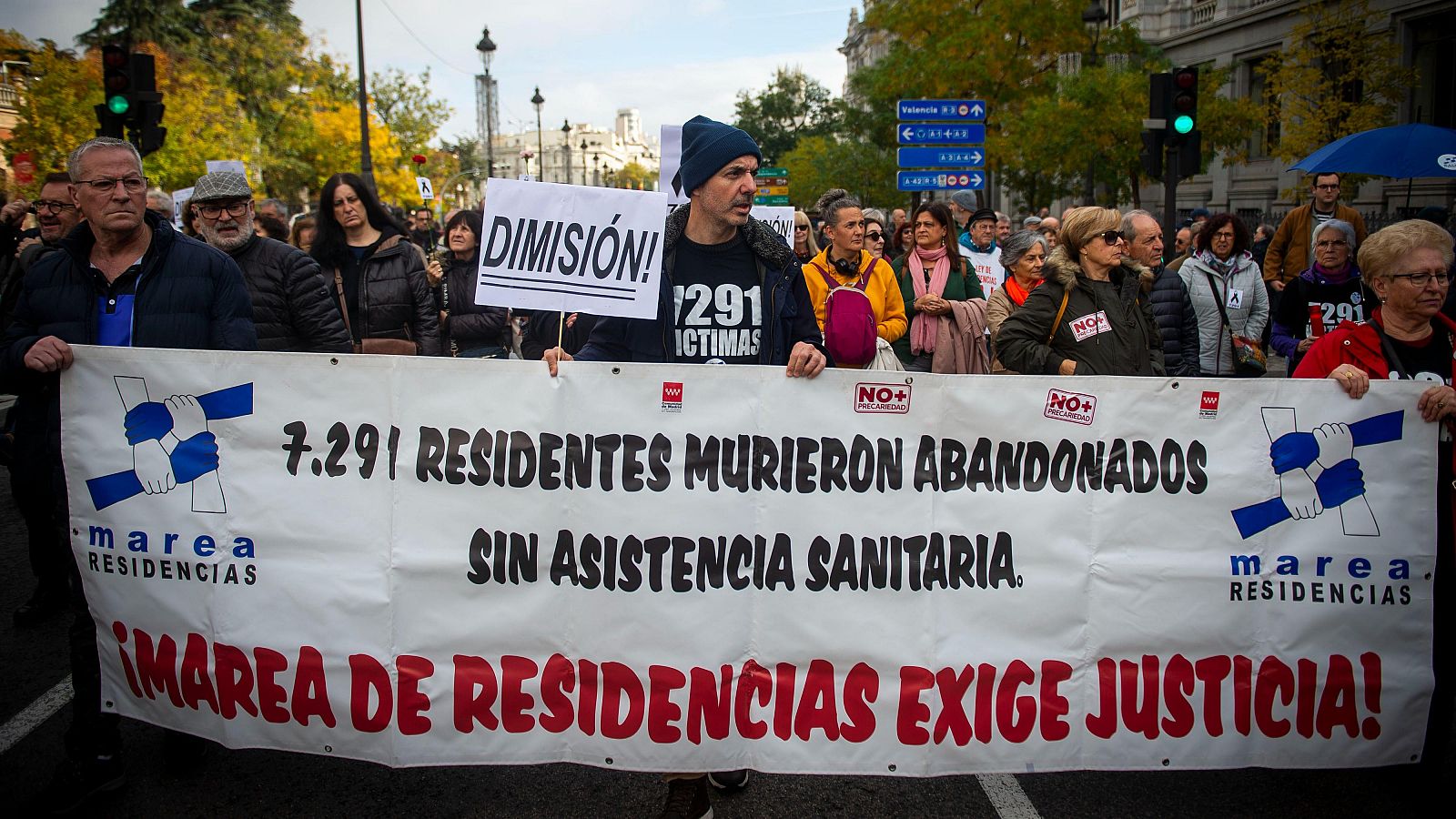 Cientos de personas durante una manifestación de Marea de Residencia en Madrid