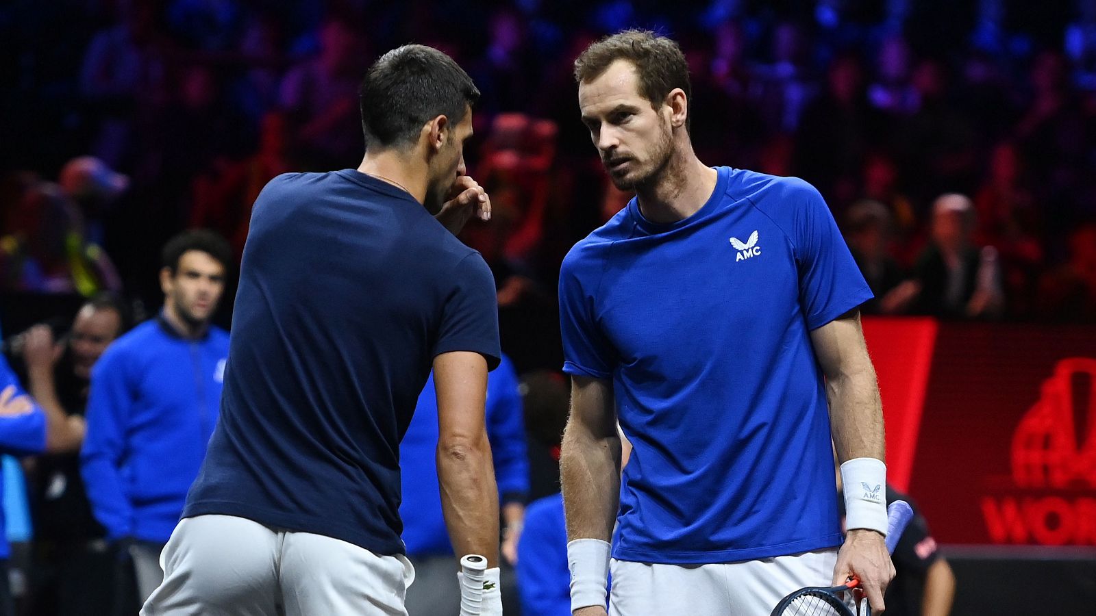 Andy Murray (dcha) habla con Novak Djokovic en un entrenamiento de la Laver Cup en Londres en 2022