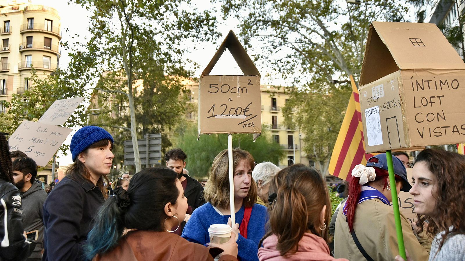 Miles de personas piden en Barcelona una bajada de los alquileres y plantean una huelga