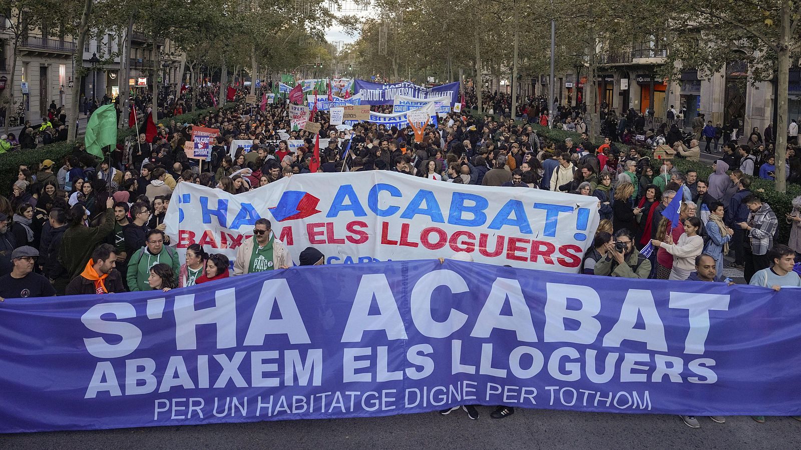 Milers de persones recorren els carrers de Barcelona per reclamar una baixada dels lloguers i en defensa del dret a l'habitatge